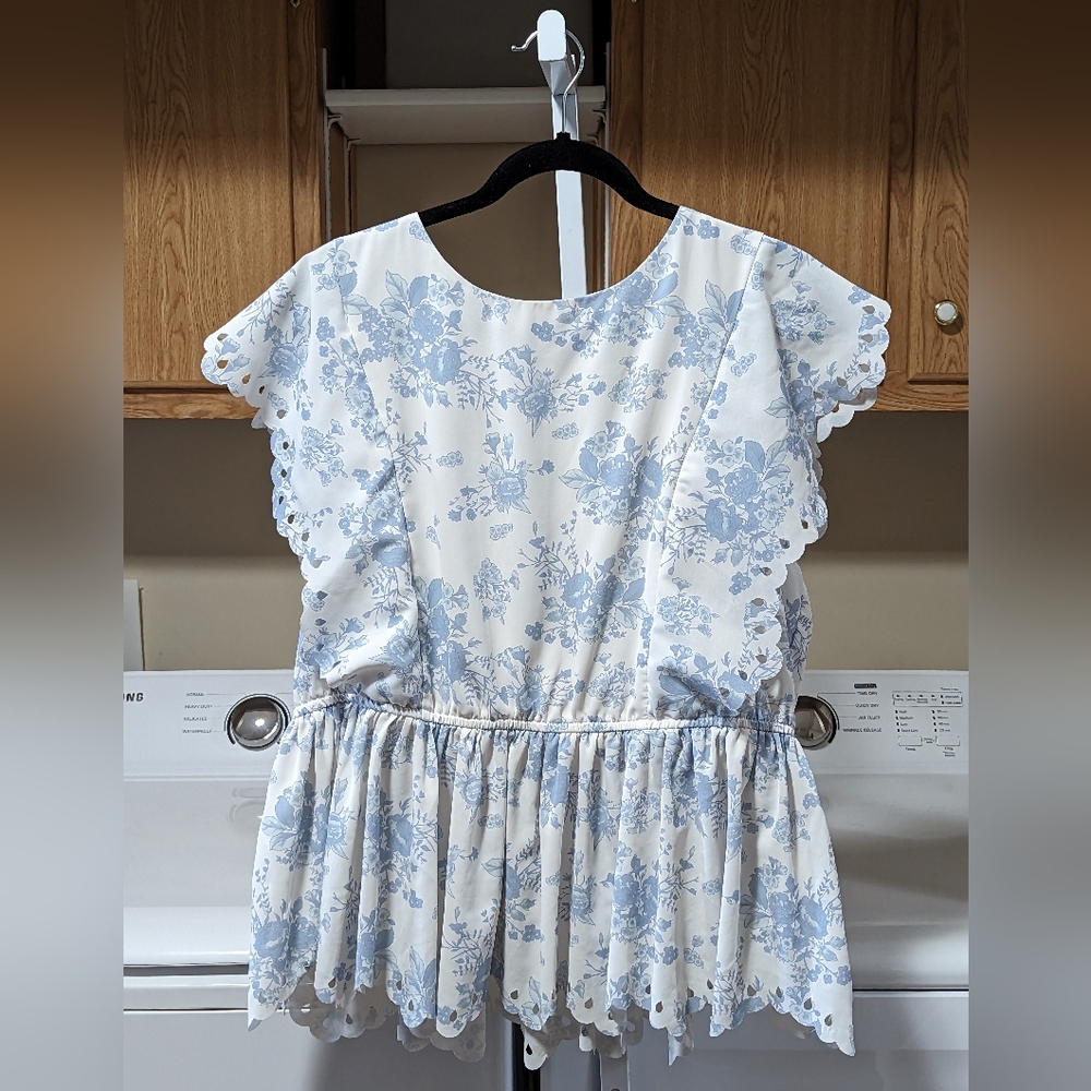 Curlbiuty White Blue Floral Short Sleeve Scallop Top Women's Size 2XL